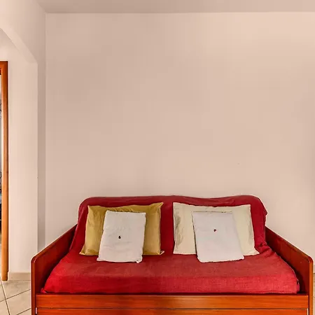 A 150 Meter Long Mare, 2 Fish, Apartament *