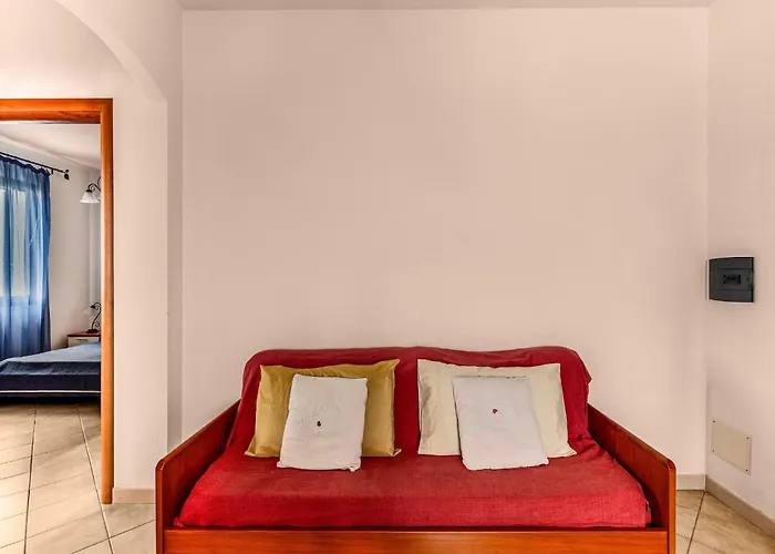 A 150 Meter Long Mare, 2 Fish, Apartament *