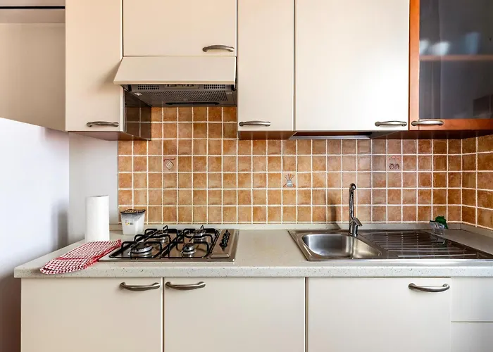 A 150 Meter Long Mare, 2 Fish, *