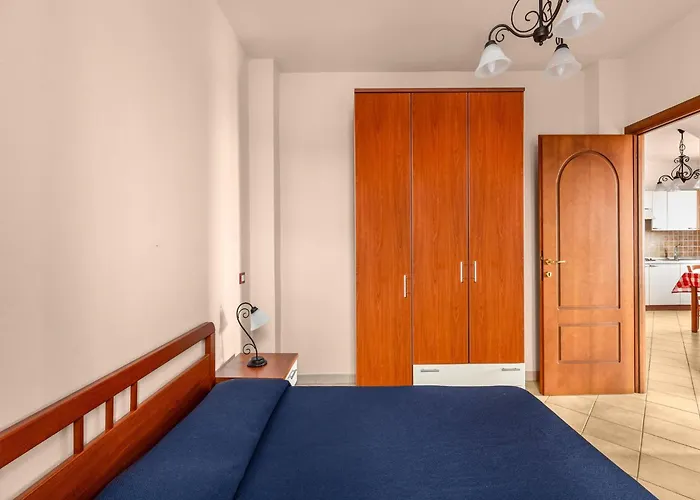 A 150 Meter Long Mare, 2 Fish, Apartament *